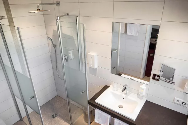 Bad mit Komfort-Dusche, WC, Kosmetikspiegel, Haartrockner