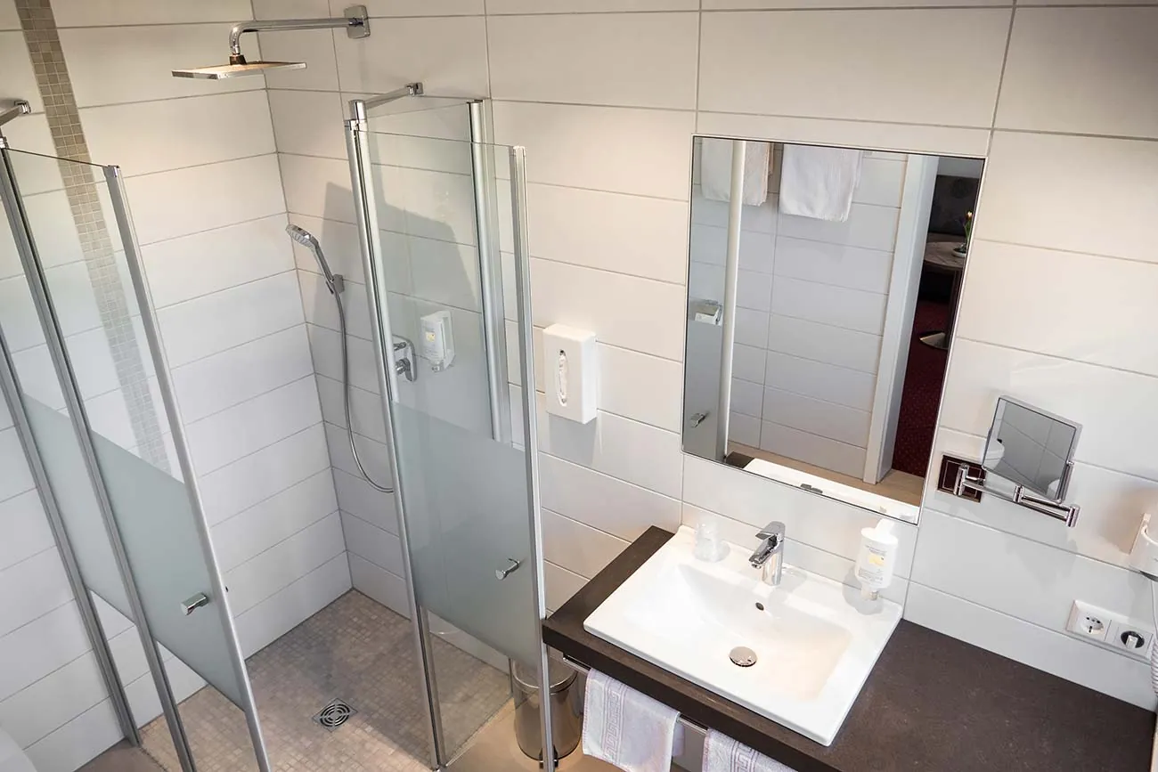 Bad mit Komfort-Dusche, WC, Kosmetikspiegel, Haartrockner