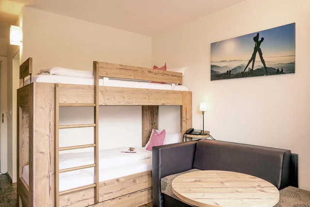 Kinder-/Wohnzimmer in der Familien-Suite mit Stockbett und ausziehbarer Couch