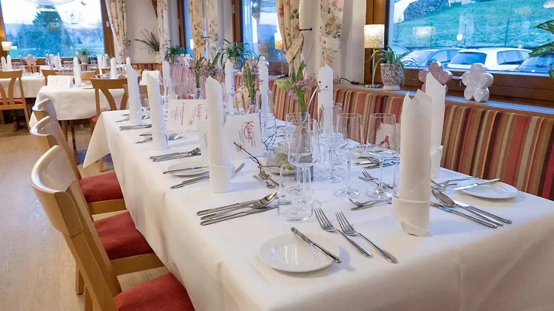 Festlich gedeckter Tisch am Gala-Abend im Restaurant Kalikutt