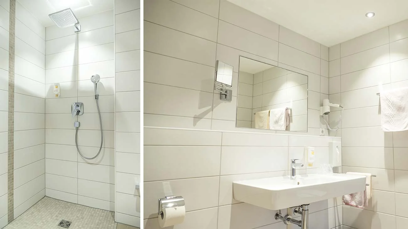 Bad in der Junior Suite mit Komfort-Dusche, Kosmetikspiegel und Haartrockner