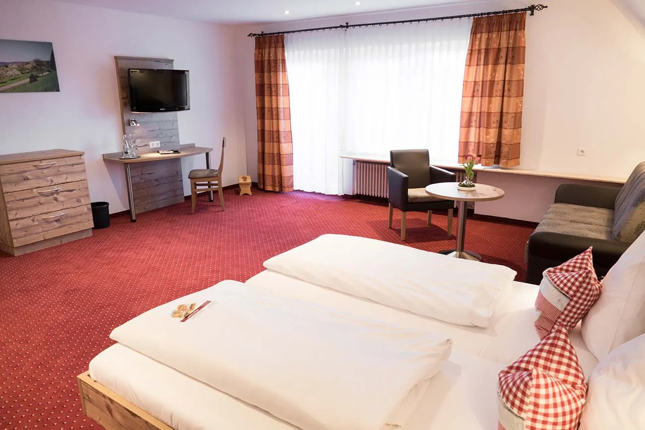 Junior Suite Doppelbett und Sitzgruppe