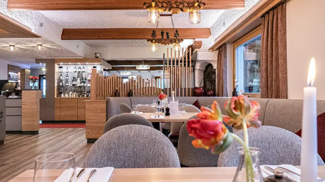 Eingedeckte Tische im Restaurant Kalikutt