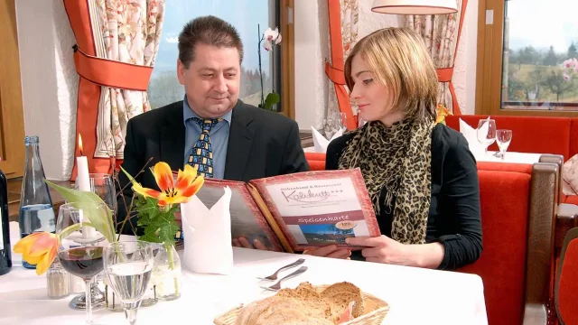 Restaurantgäste mit Speisekarte