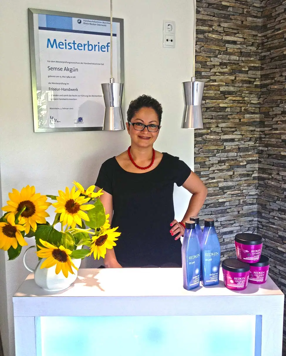 Friseurmeisterin Semse Schmiederer