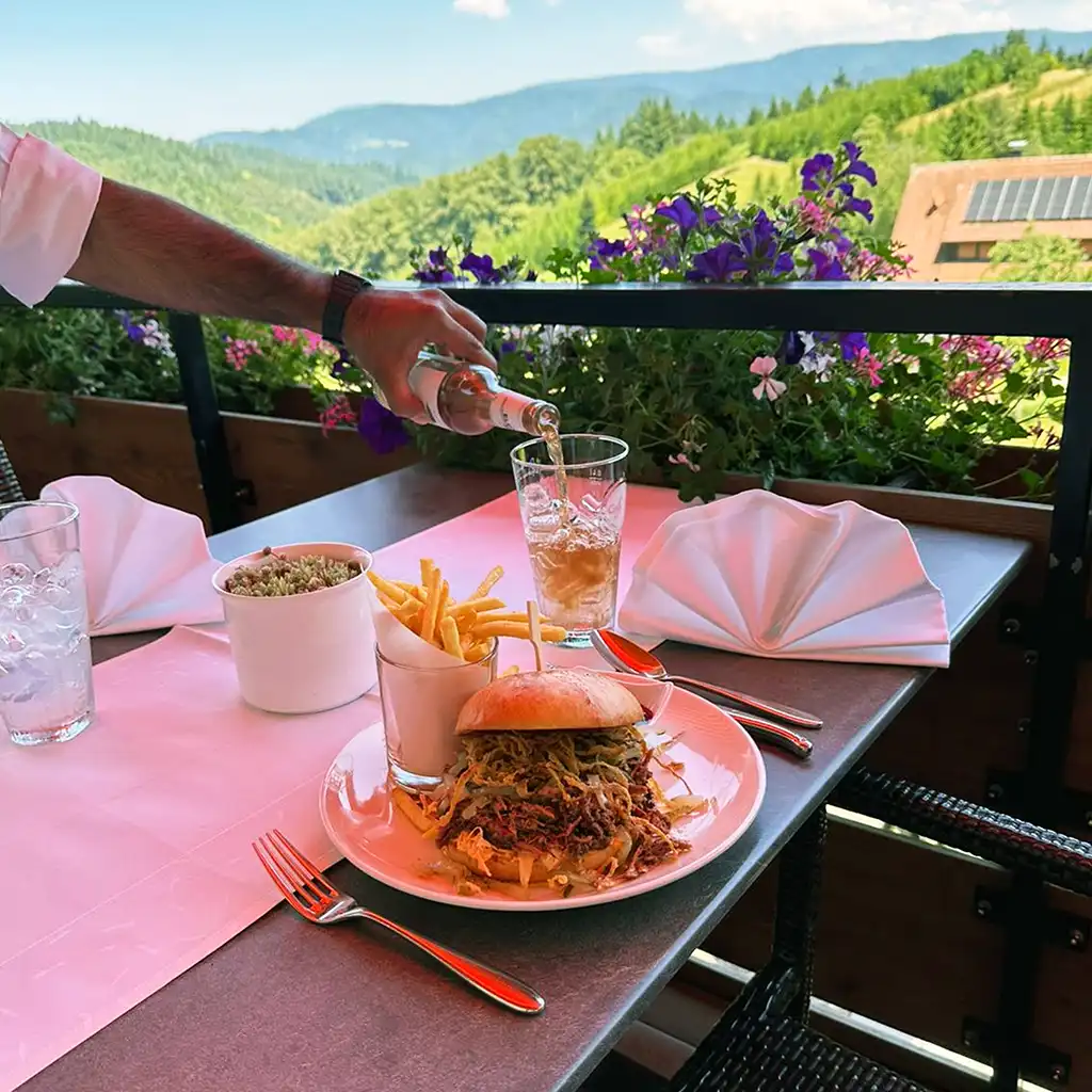BBQ Pulled Pork Brioche Burger auf der Panoramaterrasse serviert